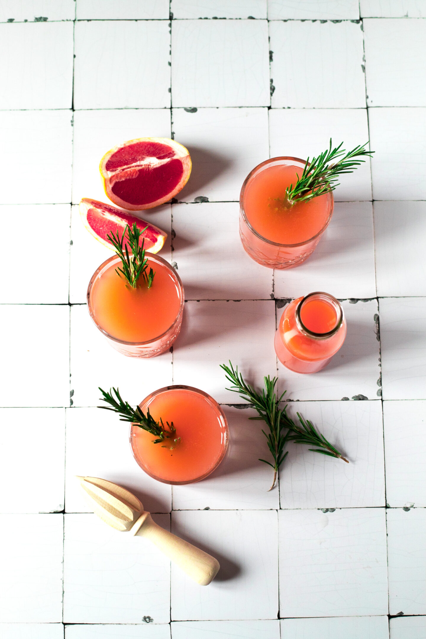 Rose Fizz Cocktail mit Grapefruit und Rosmarin