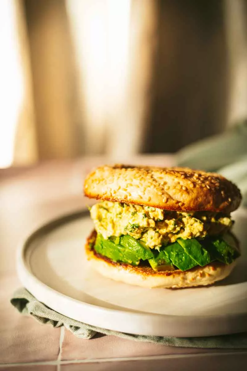Frühstückbagel mit veganem Eiersalat und Avocado